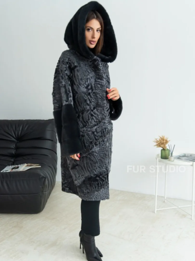 Шуба из каракульчи с отделкой из меха норки с капюшоном - цвет графит - фото 1