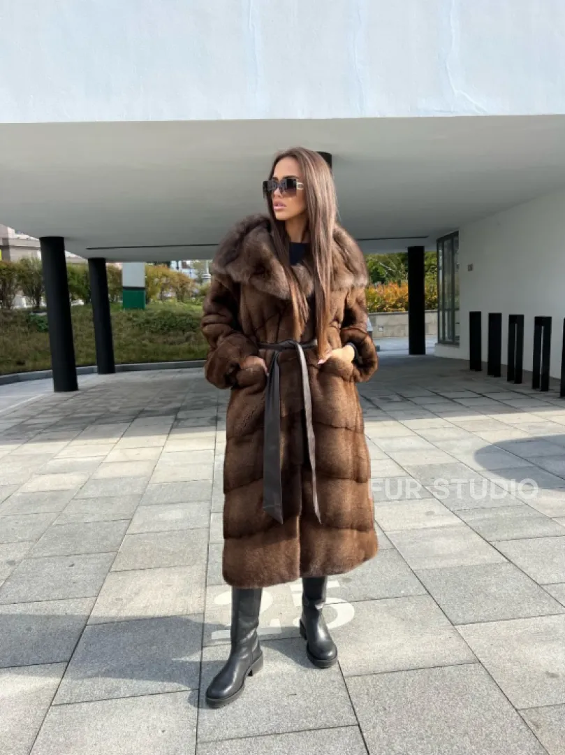 Шуба из аукционной норки NAFA MINK с капюшоном из меха куницы