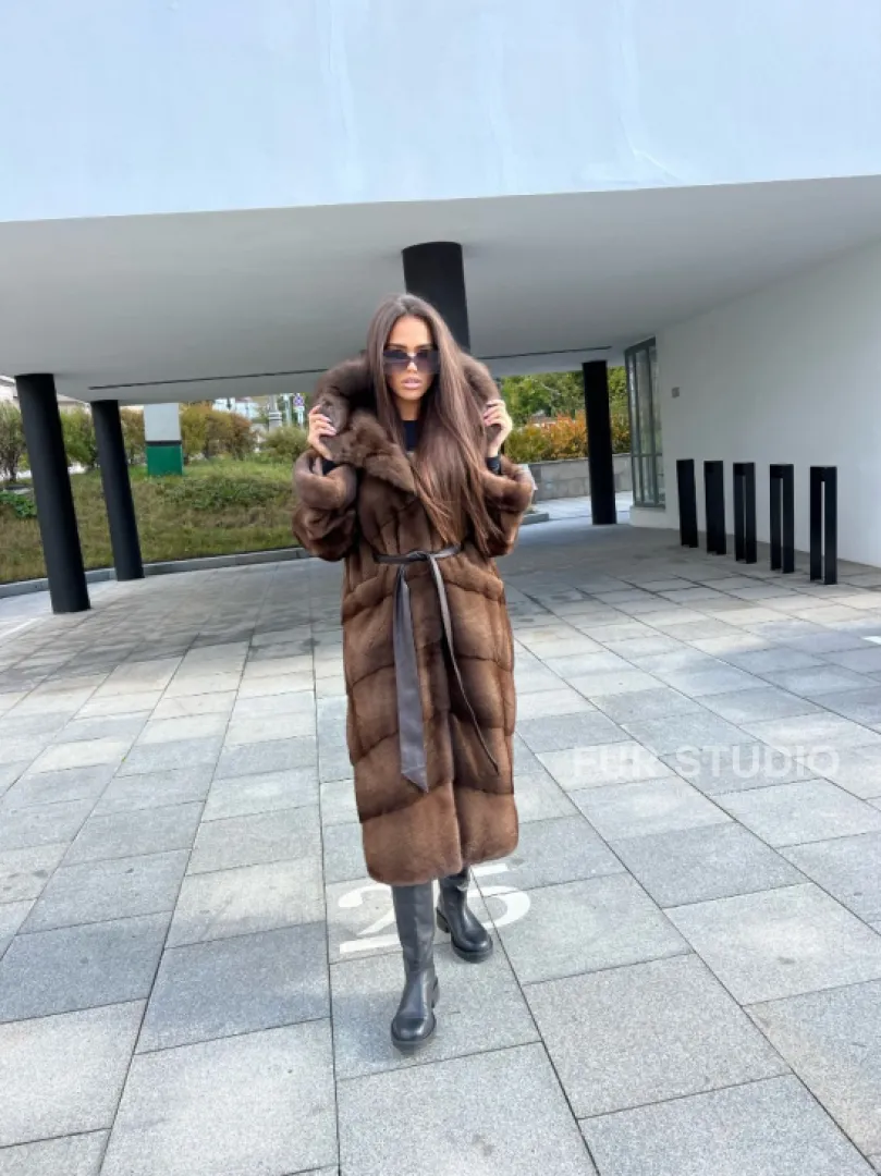 Шуба из аукционной норки NAFA MINK с капюшоном из меха куницы