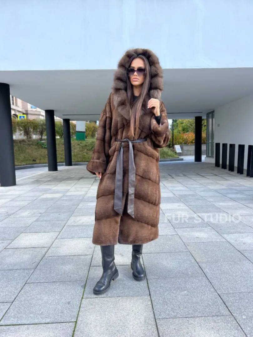 Шуба из аукционной норки NAFA MINK с капюшоном из меха куницы