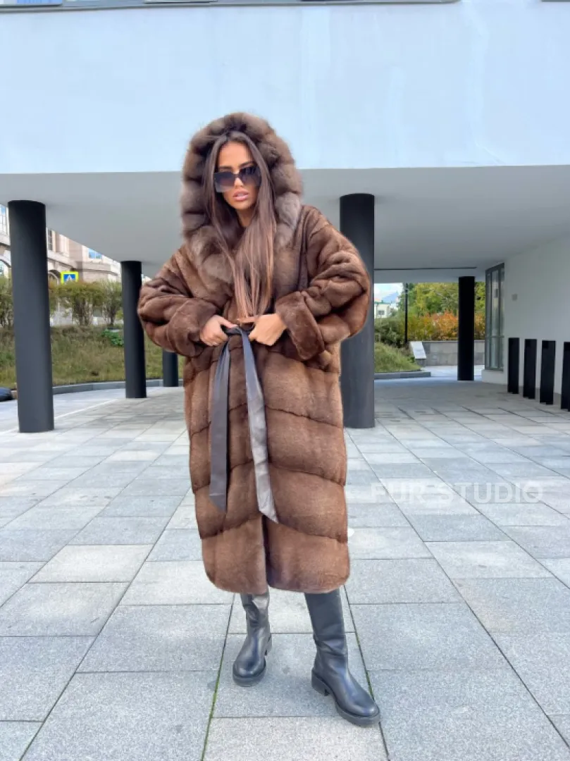 Шуба из аукционной норки NAFA MINK с капюшоном из меха куницы