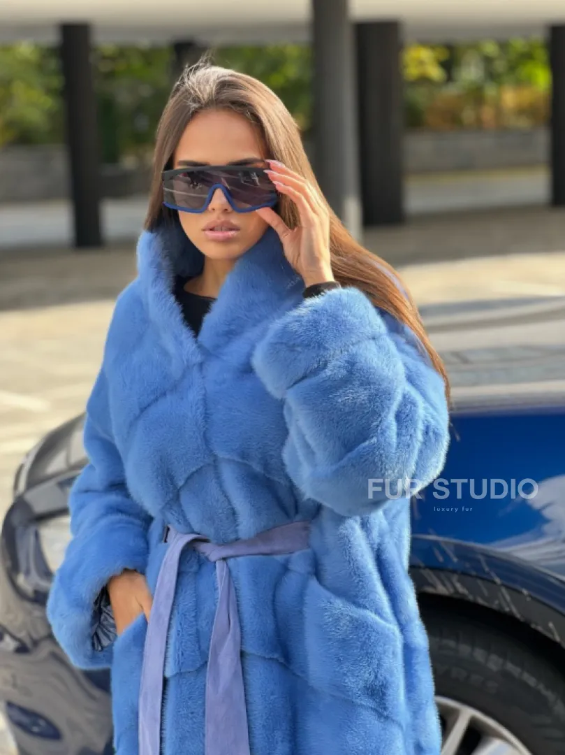 Удлиненная норковая шуба с поясом в голубом оттенке - фото 2
