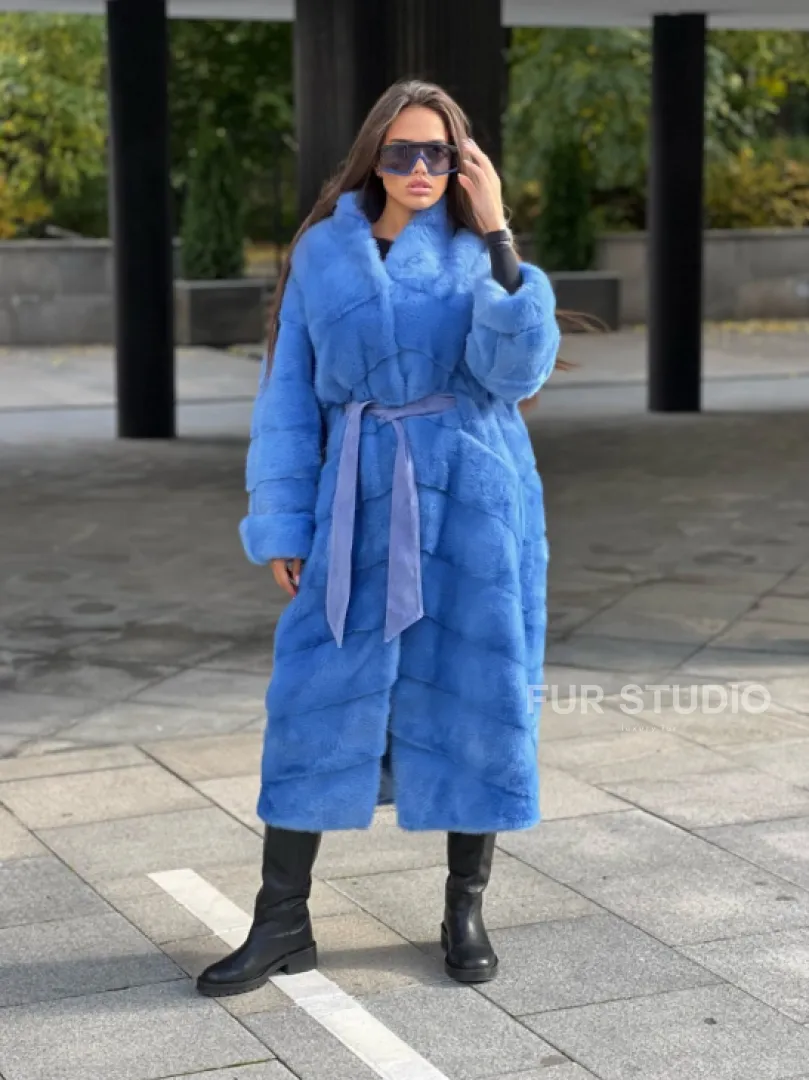 Удлиненная норковая шуба с поясом в голубом оттенке - фото 3