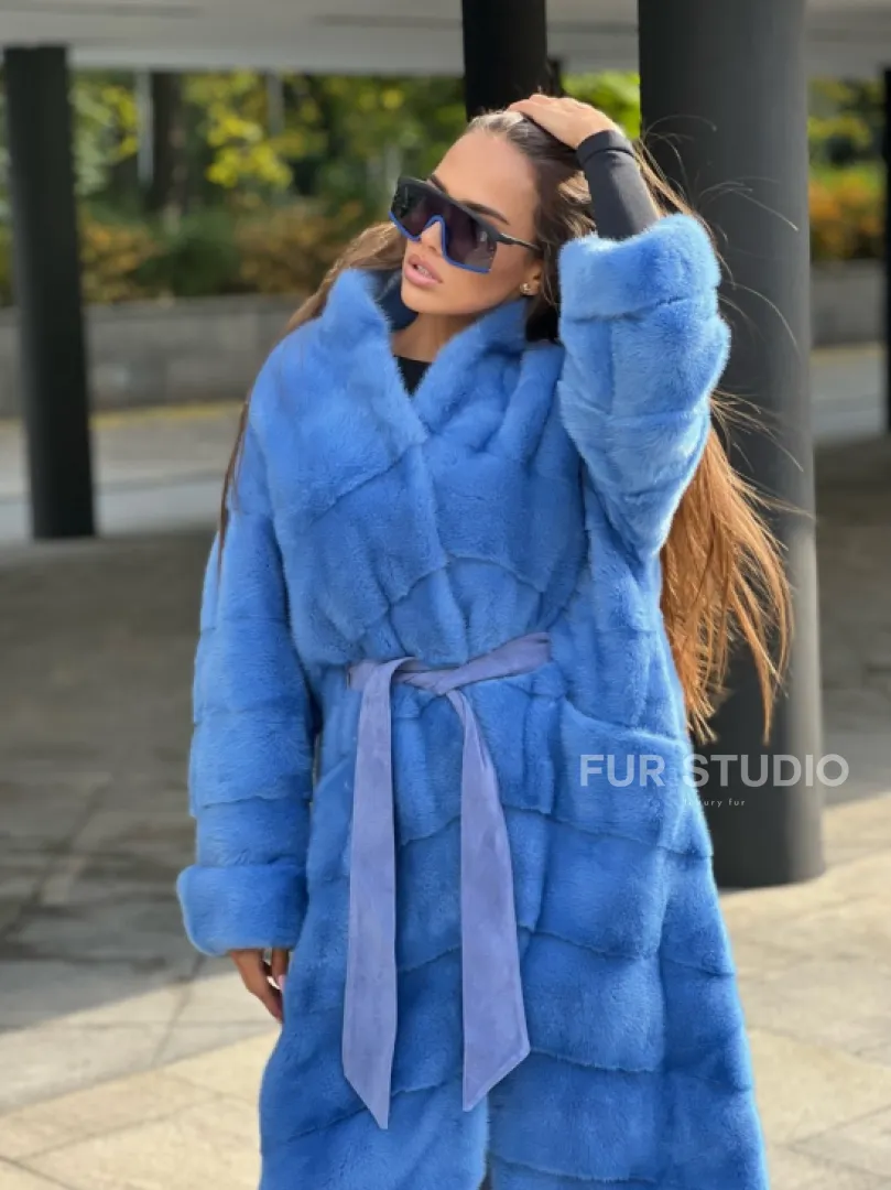 Удлиненная норковая шуба с поясом в голубом оттенке - фото 1