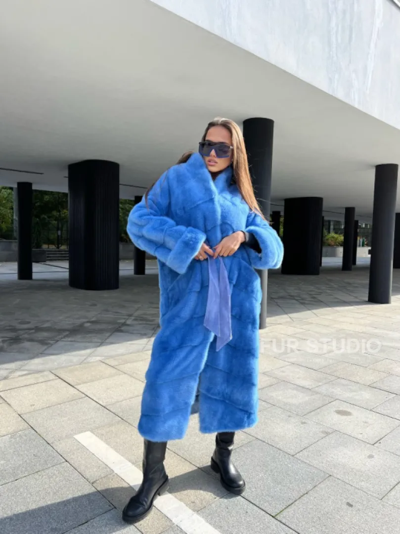 Удлиненная норковая шуба с поясом в голубом оттенке - фото 6