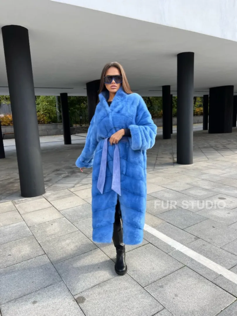 Удлиненная норковая шуба с поясом в голубом оттенке - фото 5