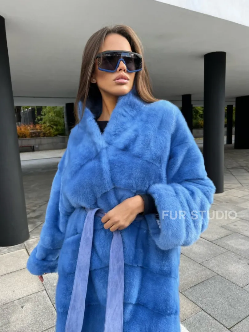 Удлиненная норковая шуба с поясом в голубом оттенке - фото 0