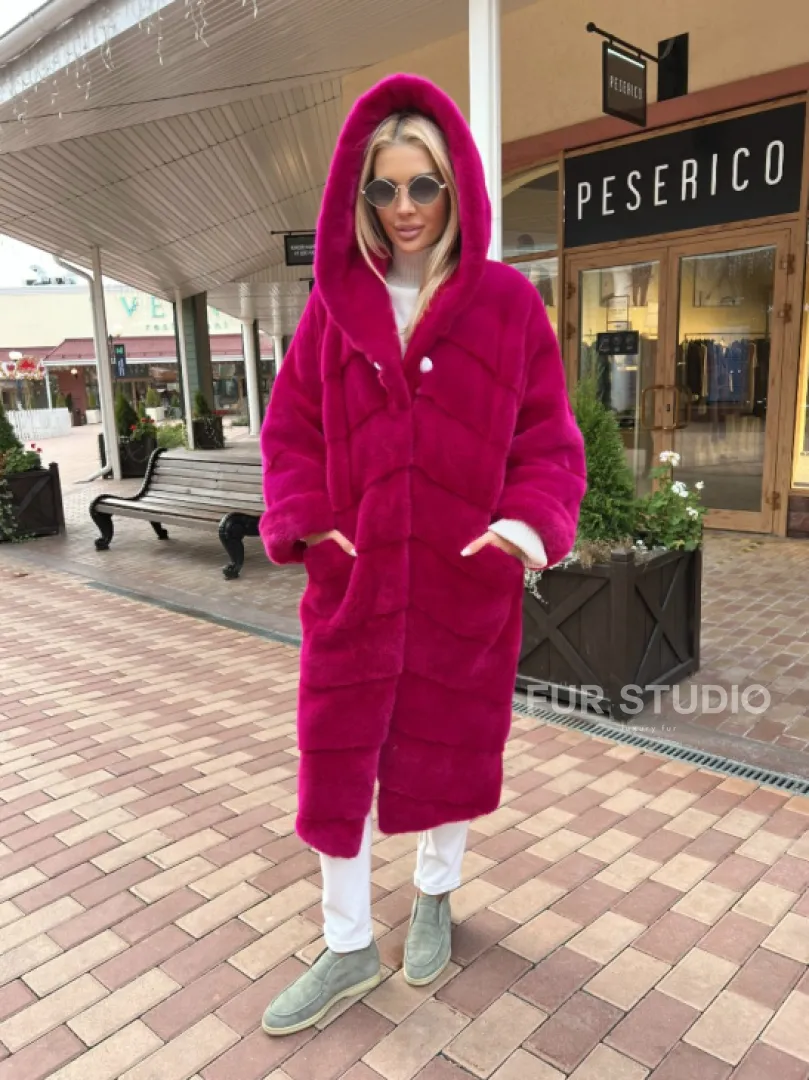 Шуба из скандинавской норки с капюшоном в розовом цвете