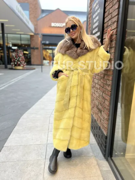 Шуба из плюшевой норки с капюшоном из меха куницы в лимонном цвете - фото 3