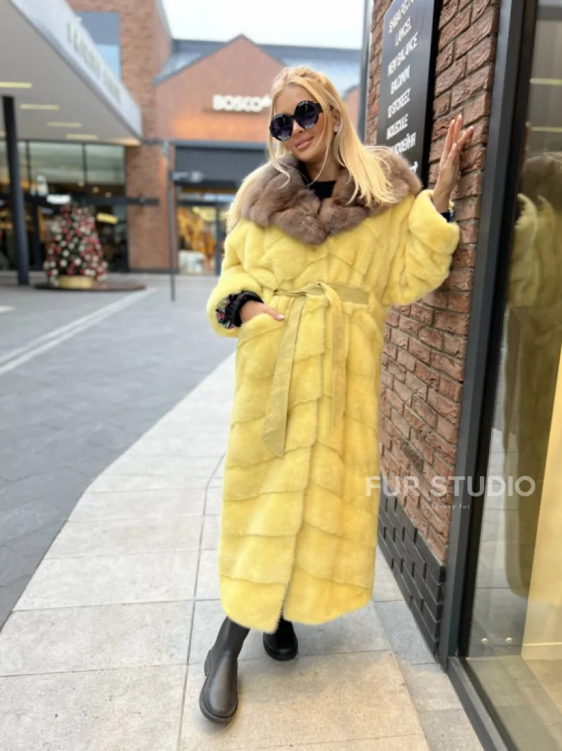 Шуба из плюшевой норки с капюшоном из меха куницы в лимонном цвете - фото 3