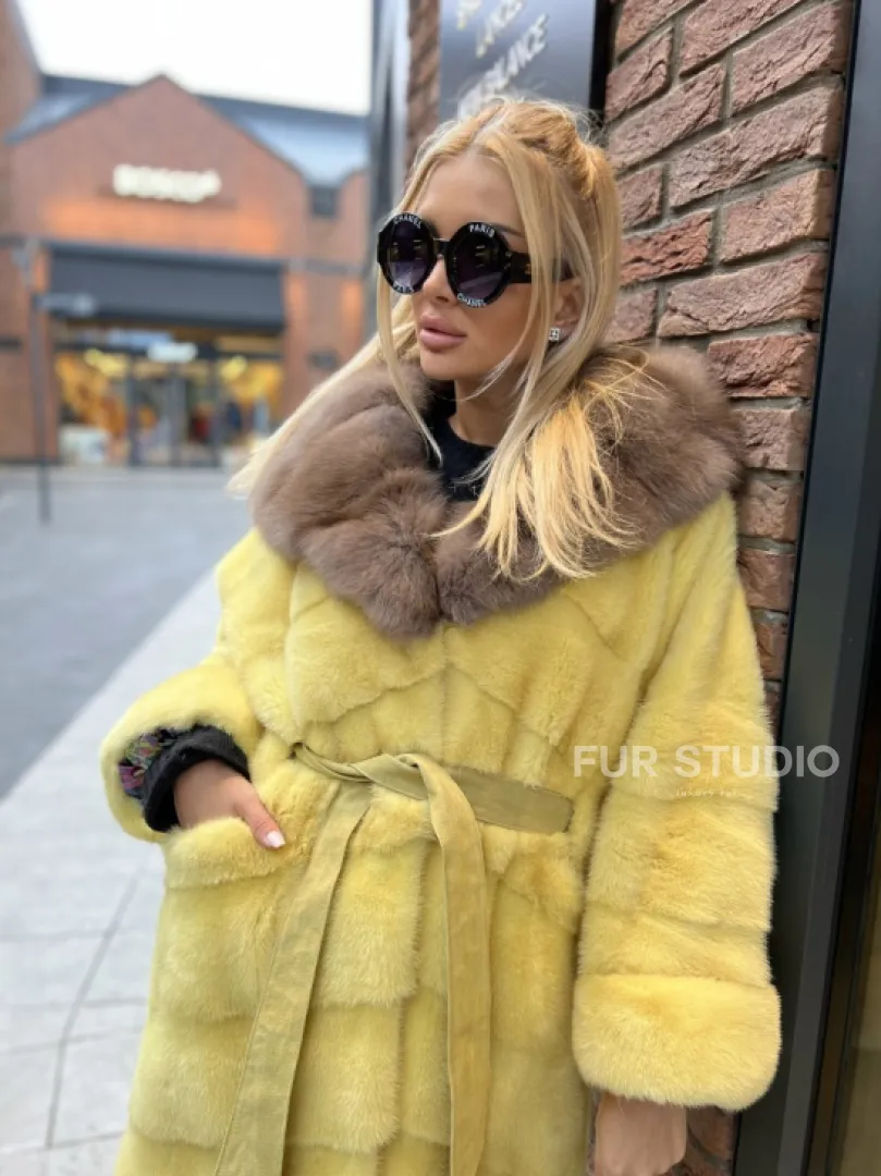Шуба из плюшевой норки с капюшоном из меха куницы в лимонном цвете