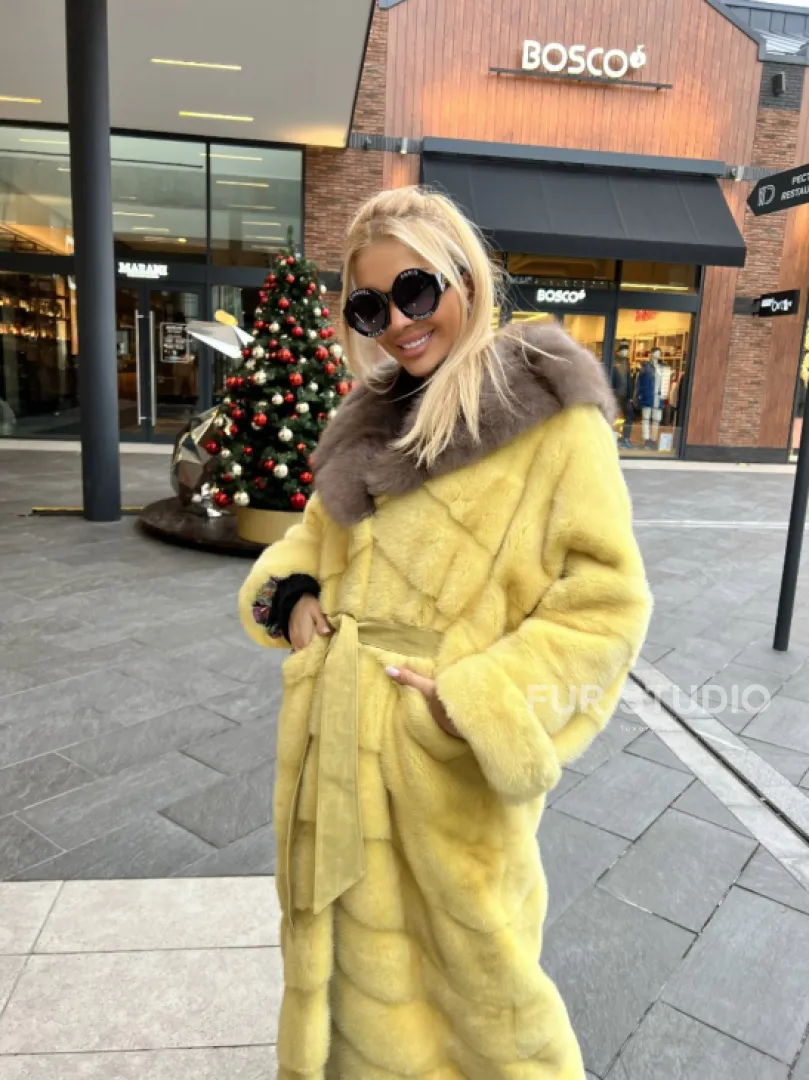 Шуба из плюшевой норки с капюшоном из меха куницы в лимонном цвете - фото 5