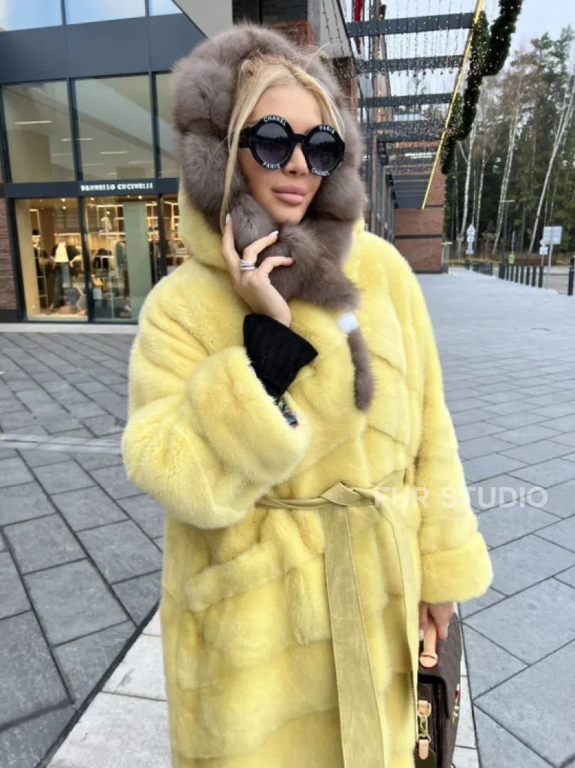 Шуба из плюшевой норки с капюшоном из меха куницы в лимонном цвете