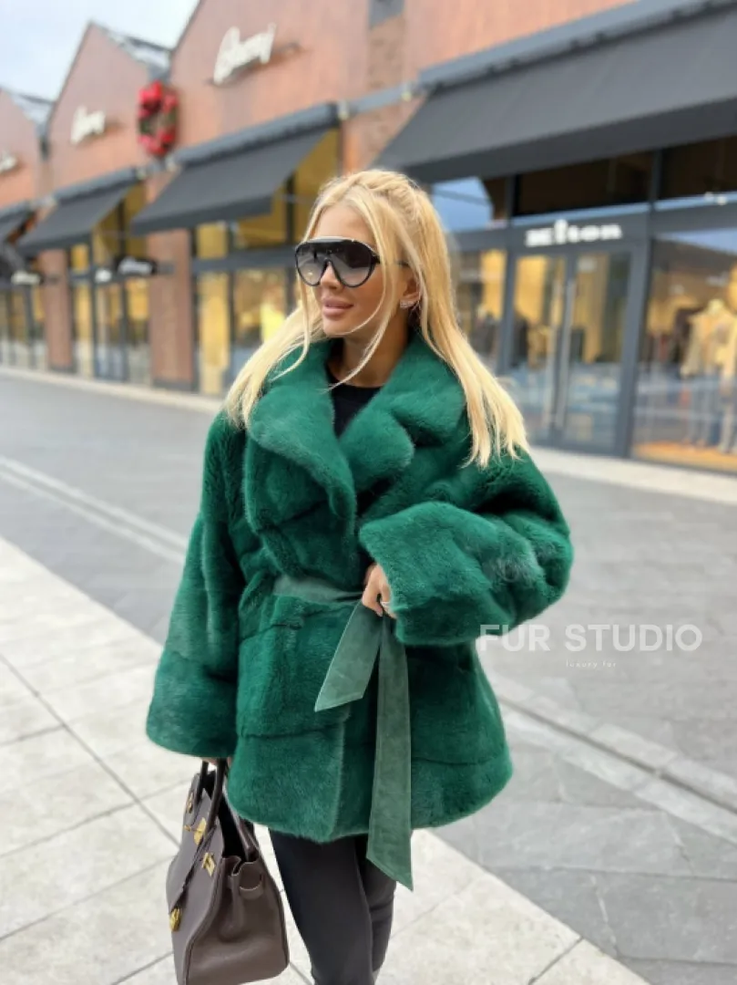 Короткая шуба из меха норки Velvet в изумрудном цвете