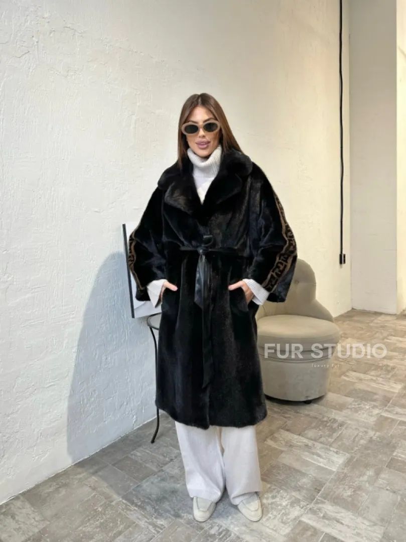 Черная плюшевая норковая шуба с принтом на рукавах - фото 4