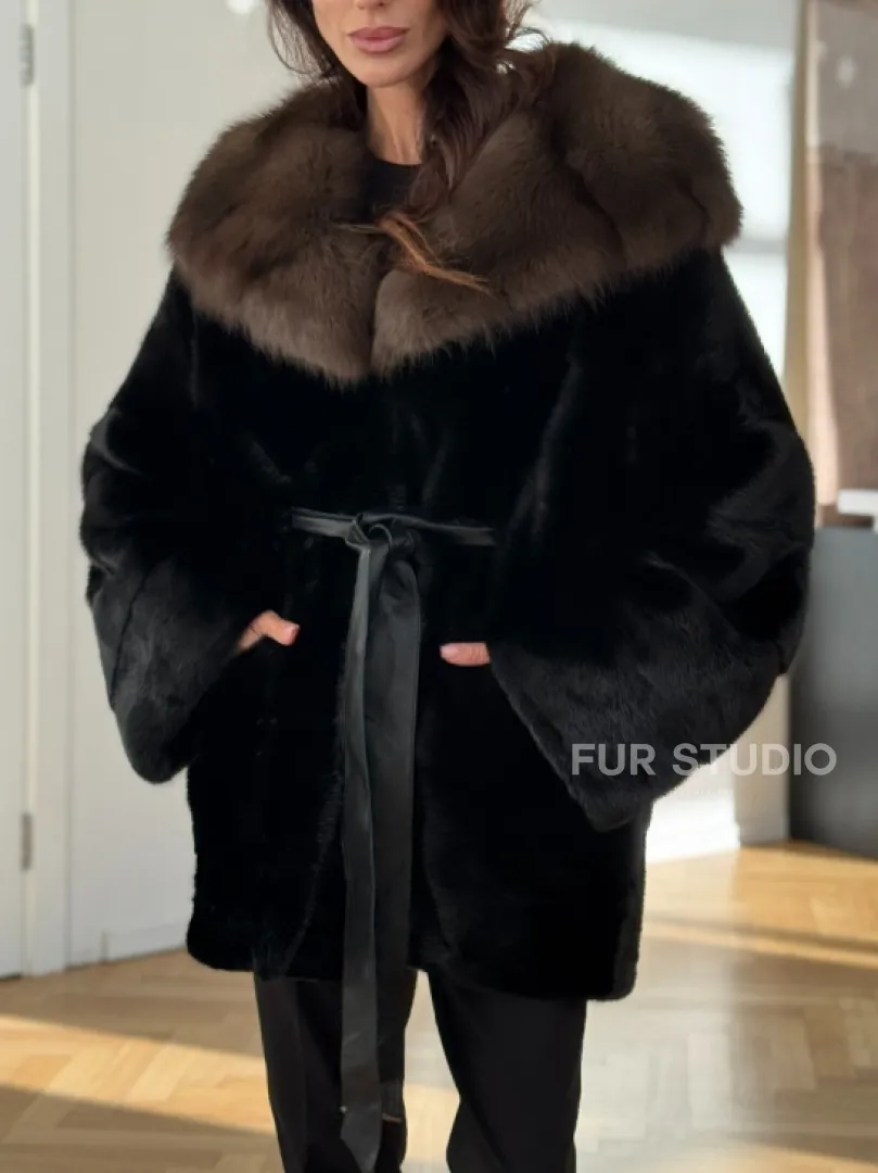 шуба из норки с капюшоном из меха куницы