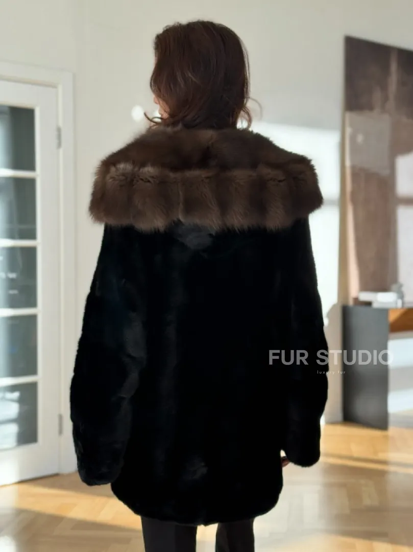 шуба из норки с капюшоном из меха куницы