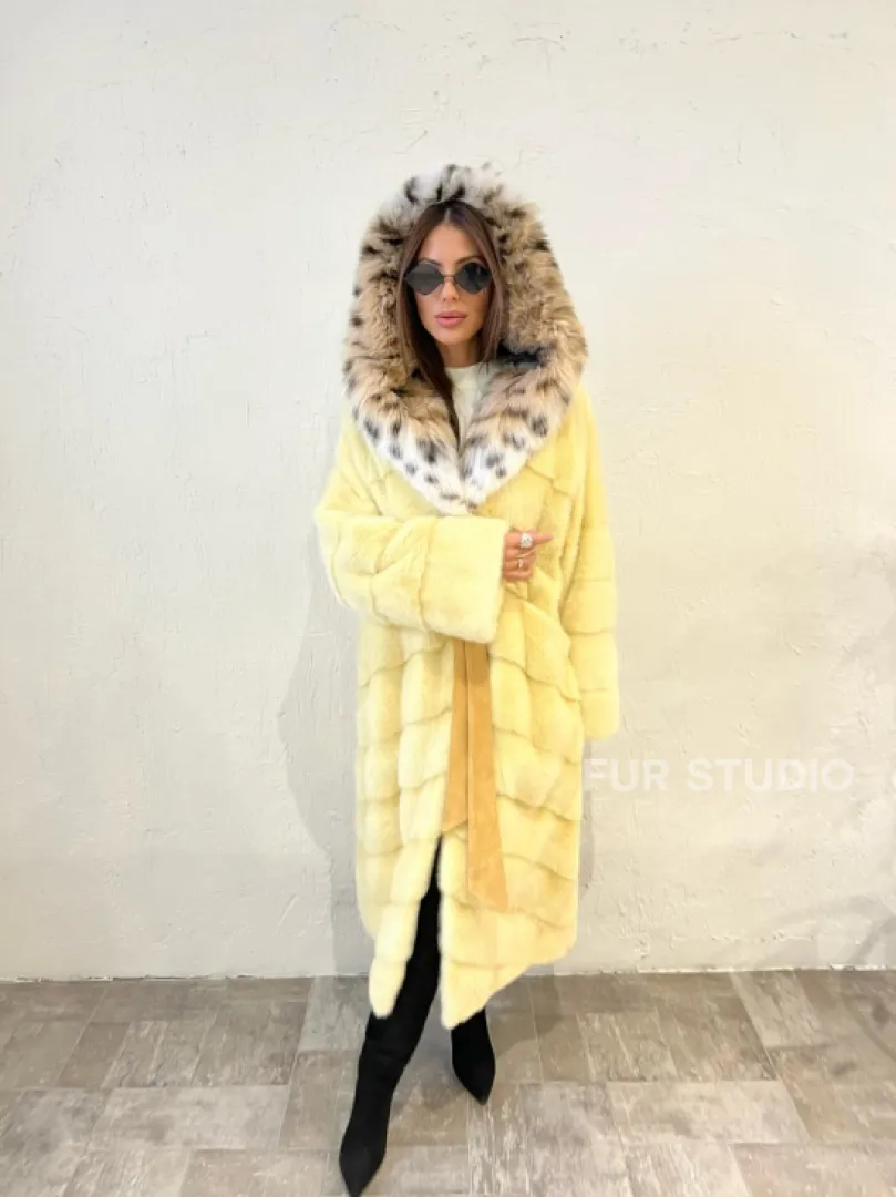Шуба норковая с капюшоном из меха рыси в лимонном цвете - фото 1