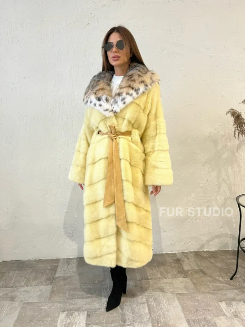 Шуба норковая с капюшоном из меха рыси в лимонном цвете - фото 7