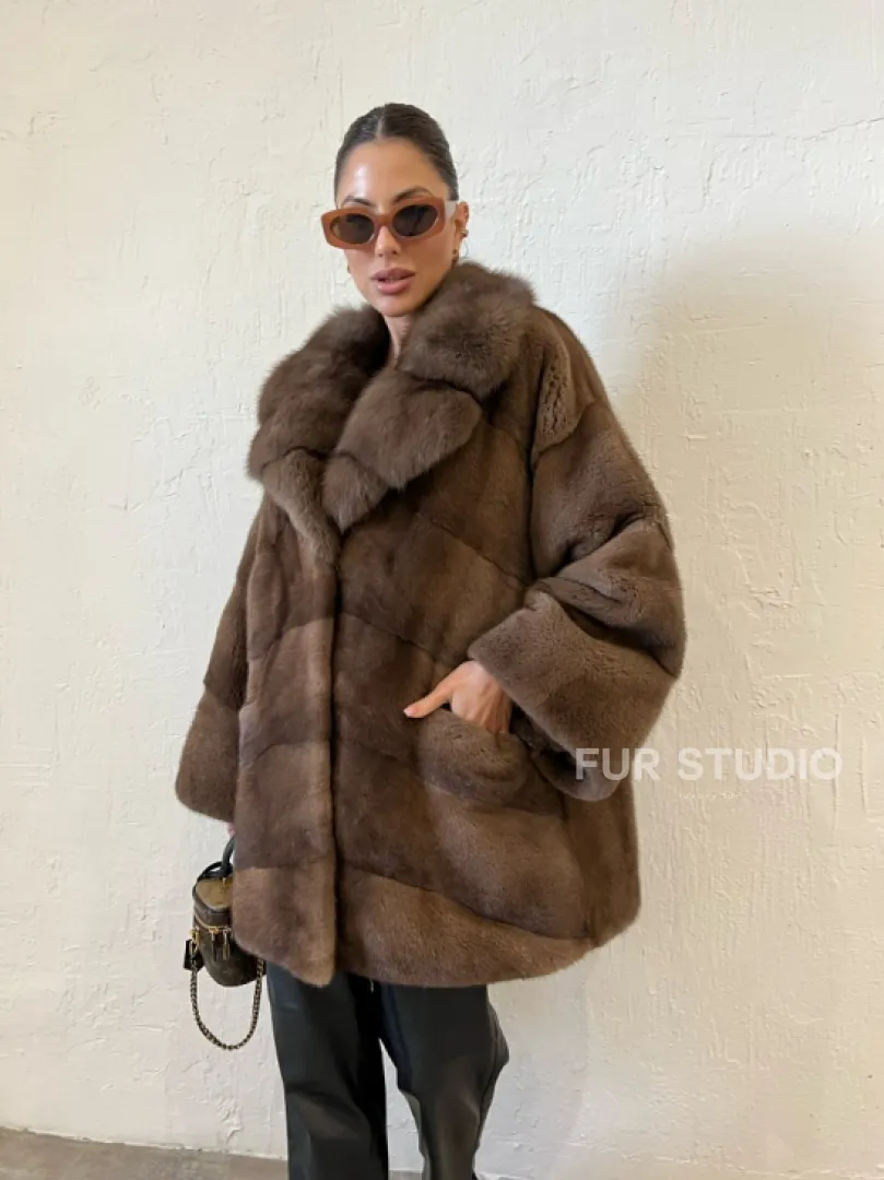 Короткая шуба в цвете соболь с воротником из меха куницы - фото 0