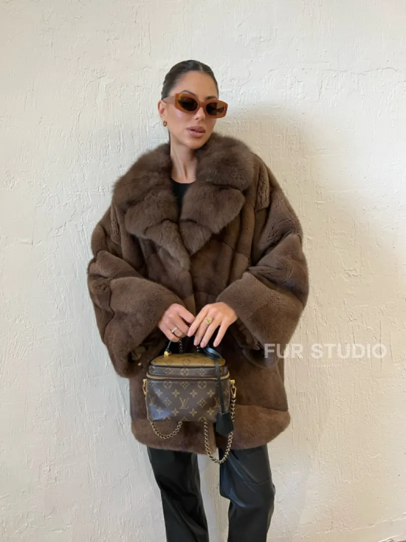 Короткая шуба в цвете соболь с воротником из меха куницы - фото 3