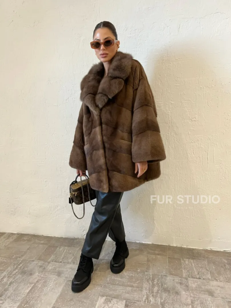 Короткая шуба в цвете соболь с воротником из меха куницы - фото 4