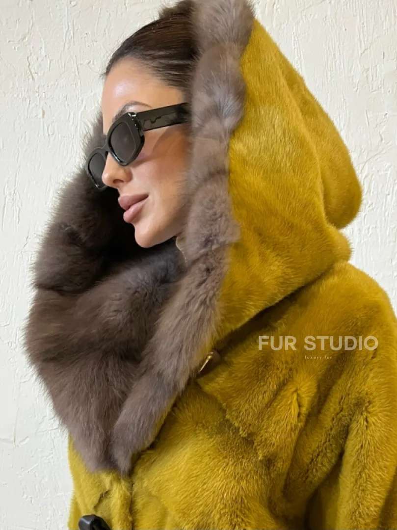 Норковая шуба с капюшоном куница - цвет горчичный - фото 2