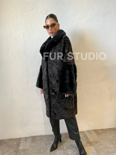 Шуба из каракульчи с отделкой из меха норки - фото 6