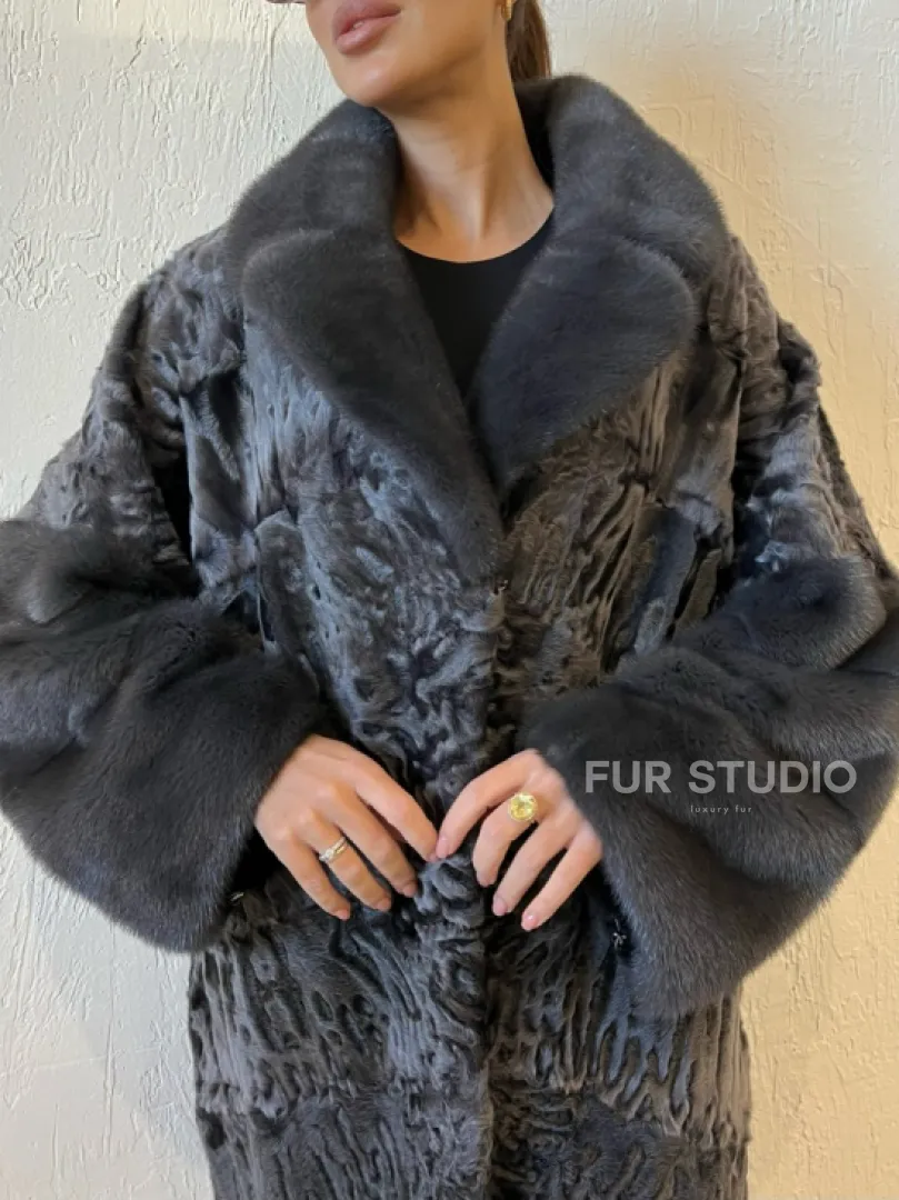 Шуба из меха каракульчи с отделкой из норки - фото 1