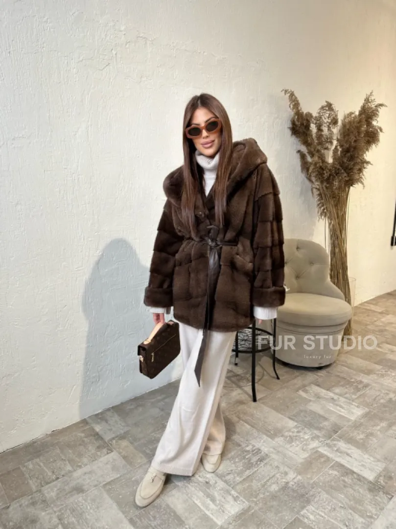 Шуба из меха аукционной норки с капюшоном - цвет соболь - фото 4