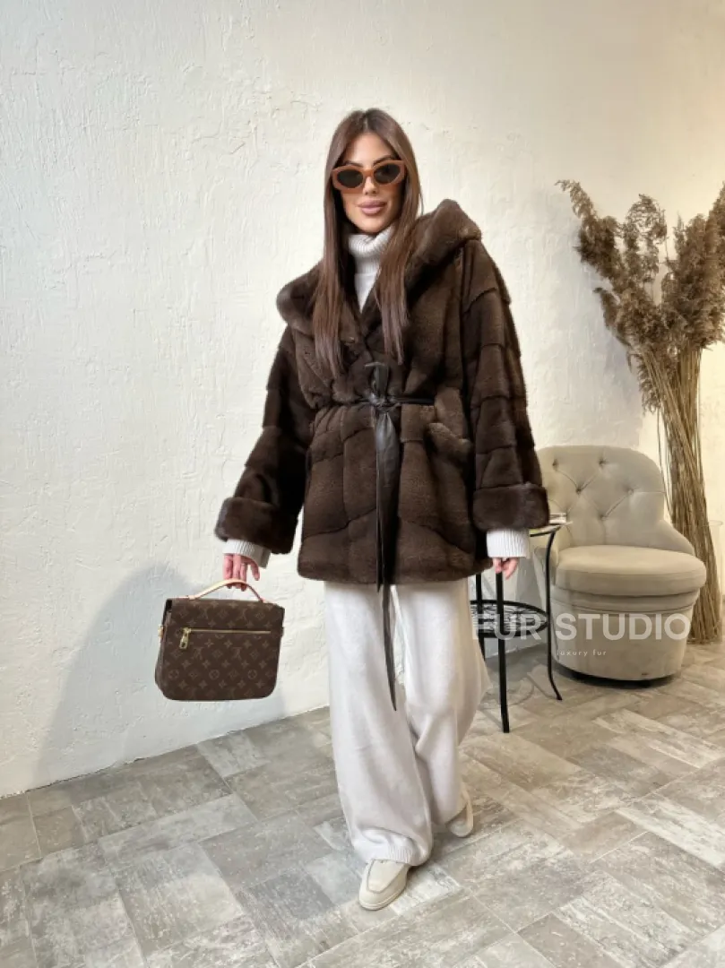 Шуба из меха аукционной норки с капюшоном - цвет соболь - фото 2