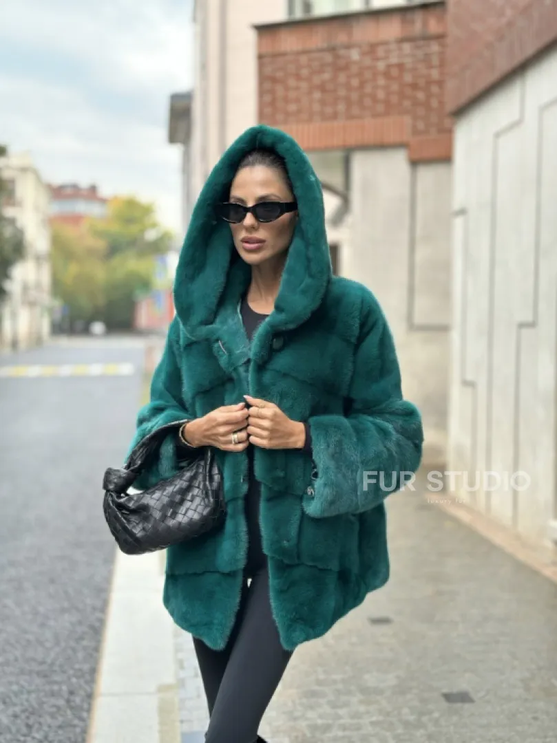 Короткая норковая шуба с капюшоном - цвет морской изумруд - фото 3