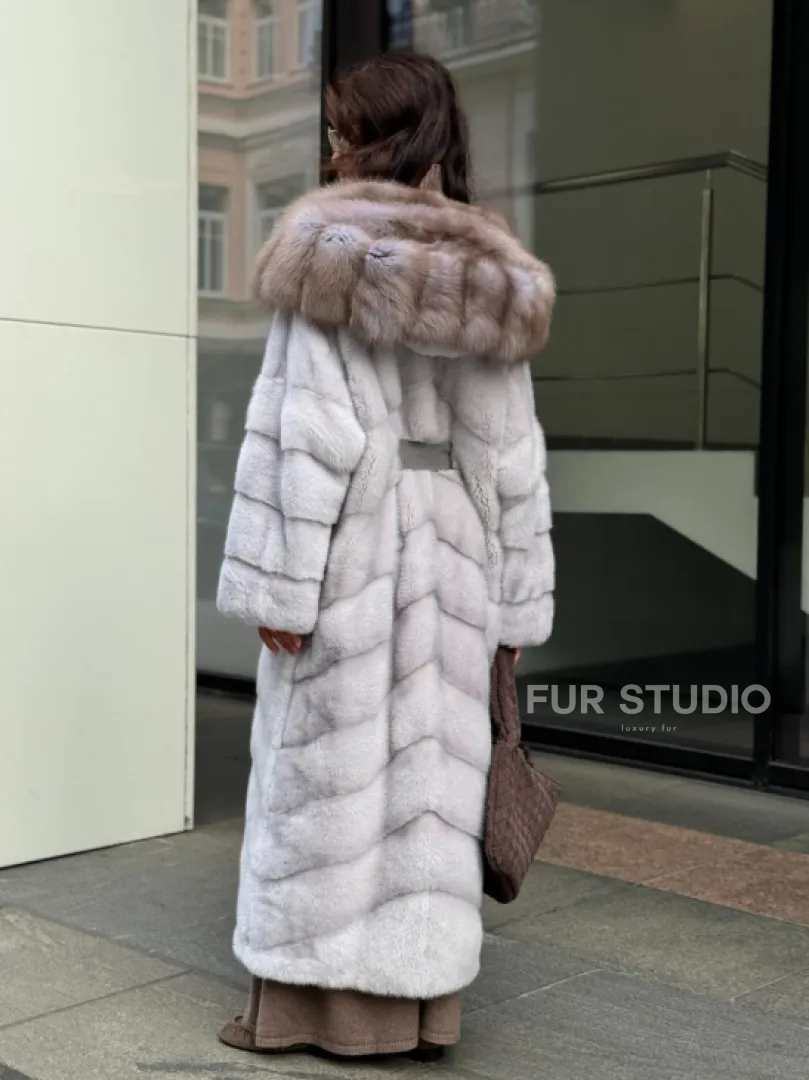 Шуба норковая серо-голубого цвета с капюшоном из куницы