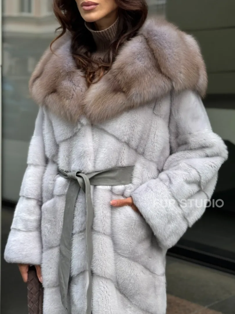 Шуба норковая серо-голубого цвета с капюшоном из куницы - фото 2