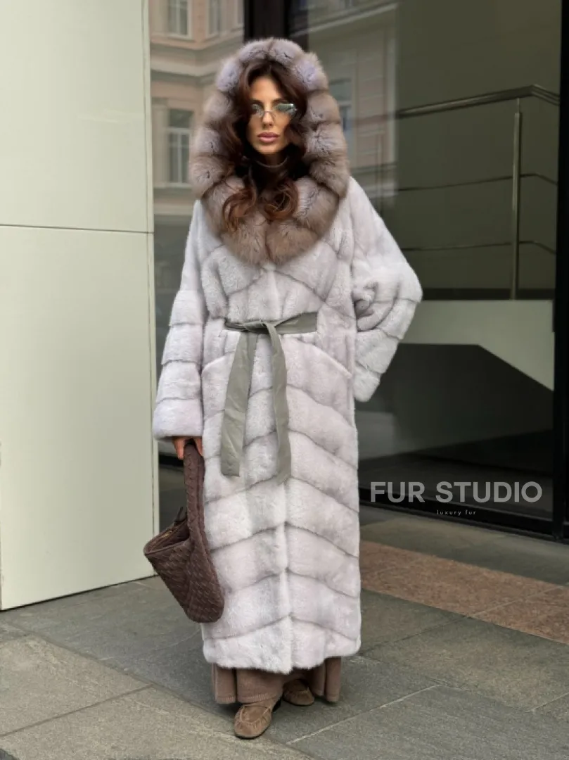 Шуба норковая серо-голубого цвета с капюшоном из куницы