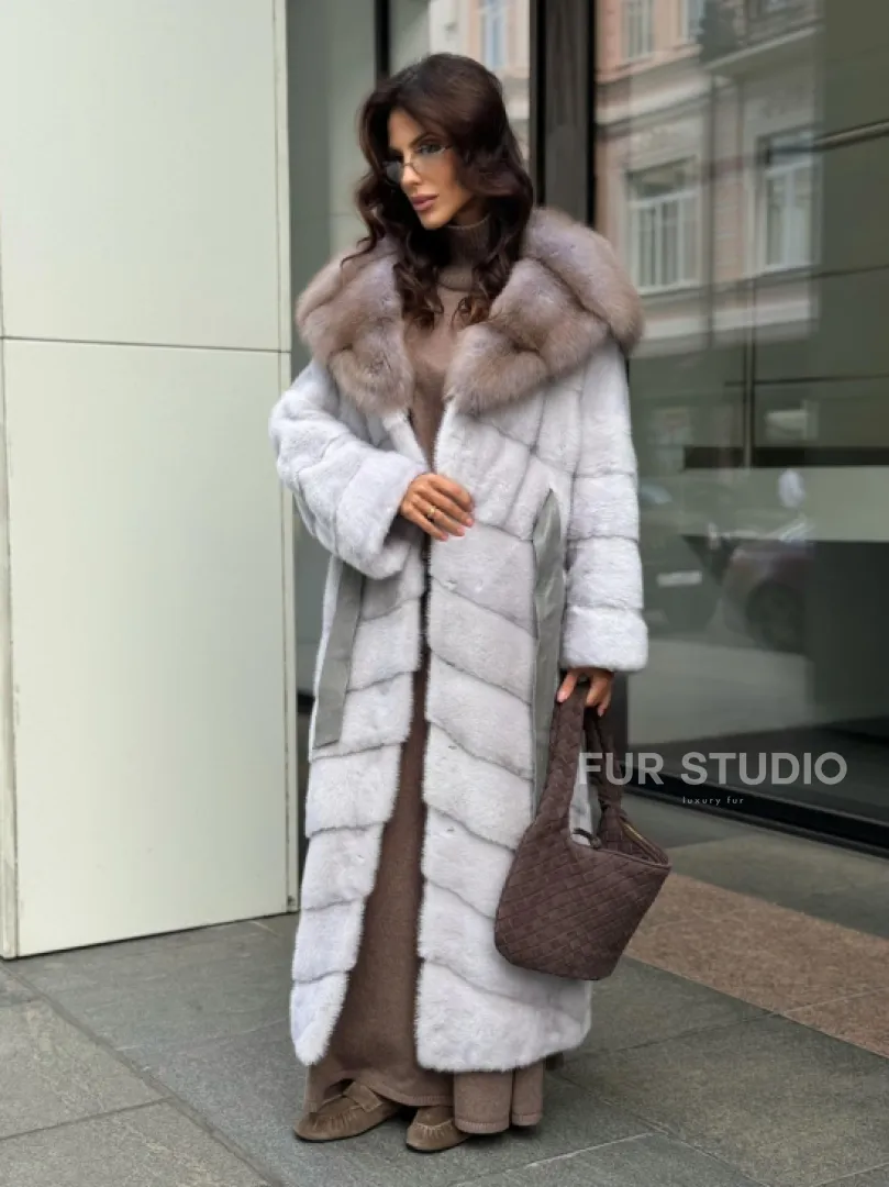 Шуба норковая серо-голубого цвета с капюшоном из куницы - фото 6