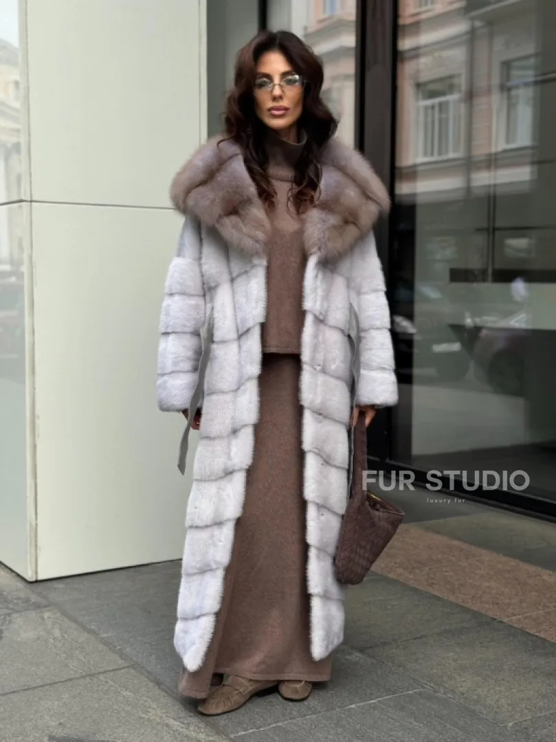 Шуба норковая серо-голубого цвета с капюшоном из куницы