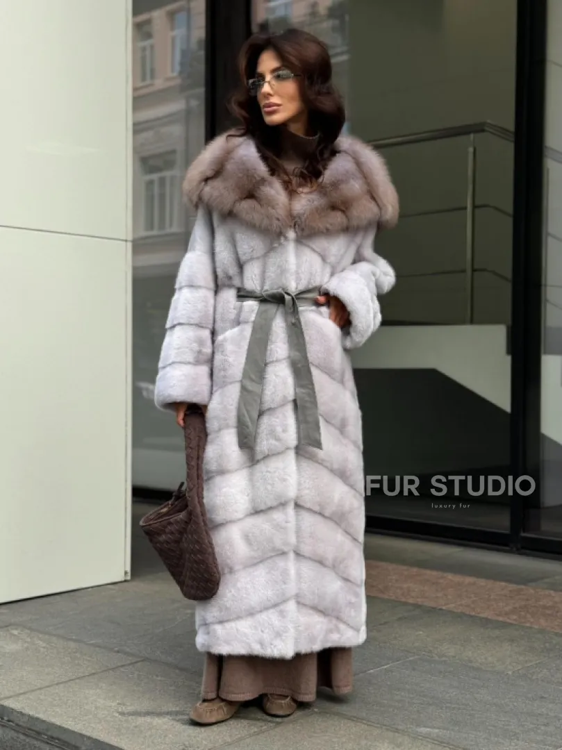 Шуба норковая серо-голубого цвета с капюшоном из куницы