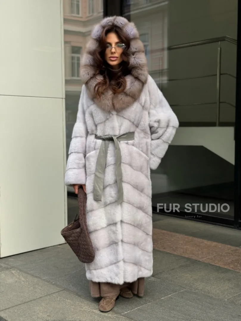 Шуба норковая серо-голубого цвета с капюшоном из куницы - фото 10