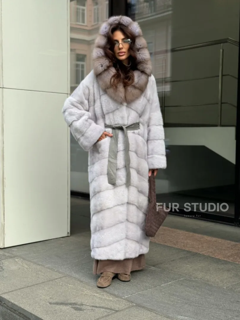 Шуба норковая серо-голубого цвета с капюшоном из куницы