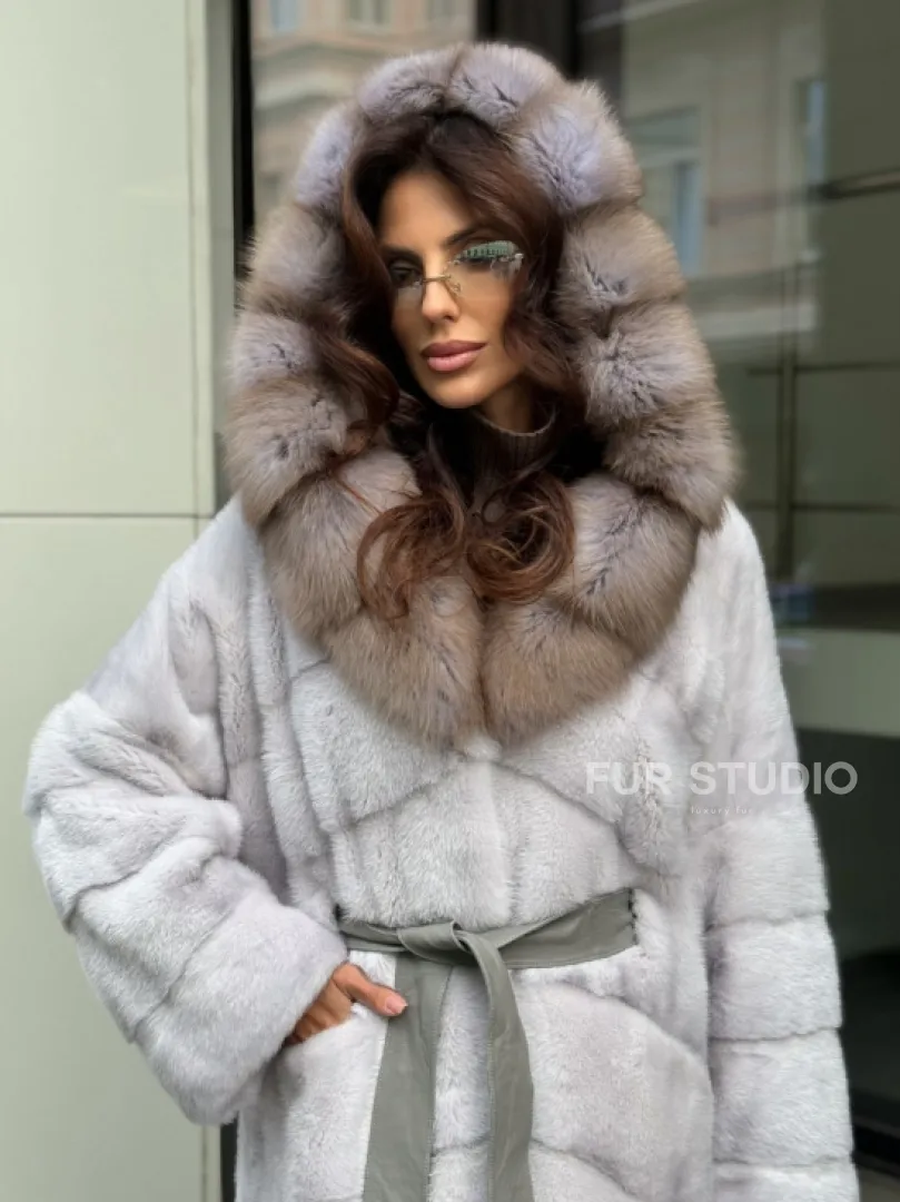 Шуба норковая серо-голубого цвета с капюшоном из куницы