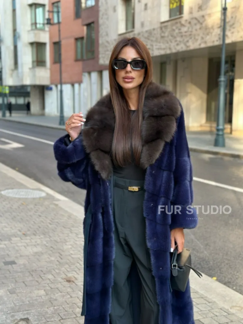 Роскошная норковая шуба с воротником из меха куницы в цвете индиго - фото 1