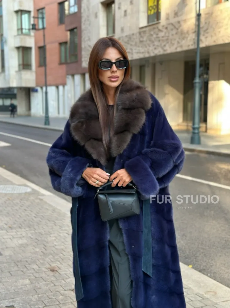 Роскошная норковая шуба с воротником из меха куницы в цвете индиго - фото 0