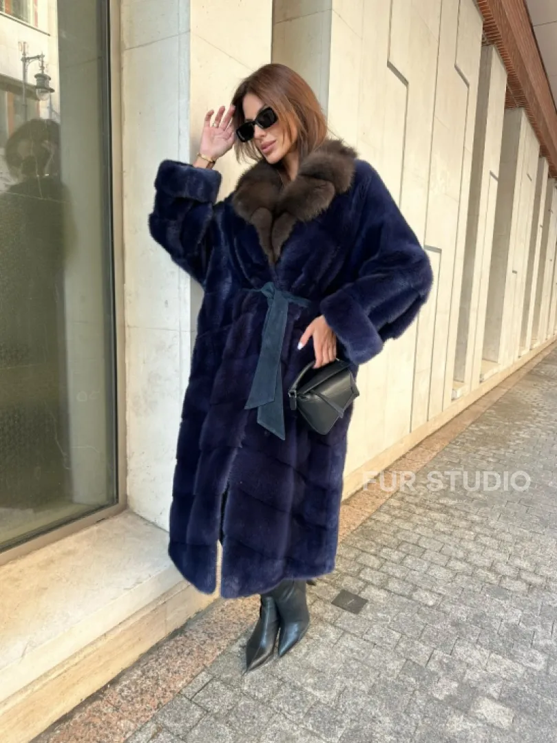 Роскошная норковая шуба с воротником из меха куницы в цвете индиго - фото 2