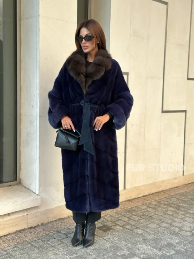 Роскошная норковая шуба с воротником из меха куницы в цвете индиго - фото 4
