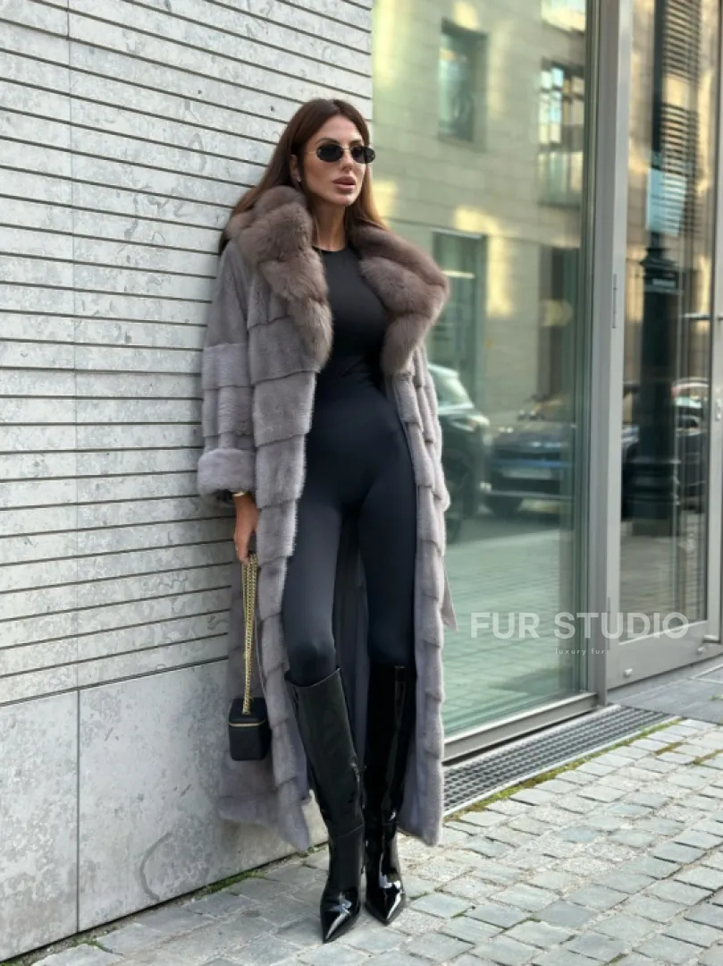 Длинная шуба из норки воротник-капюшон куница светло-серого цвета - фото 3