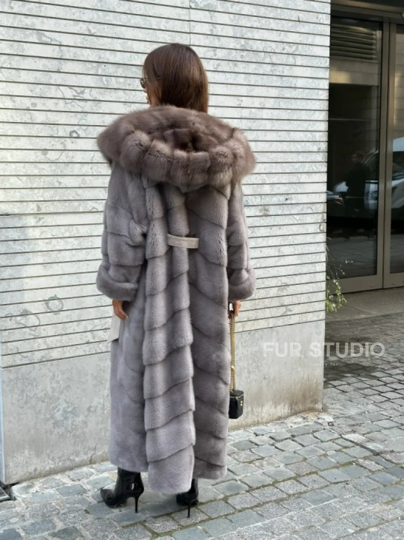 Длинная шуба из норки воротник-капюшон куница светло-серого цвета - фото 5