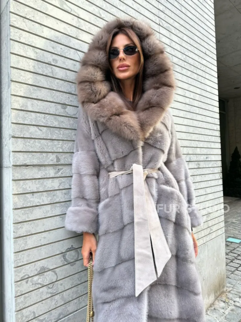 Длинная шуба из норки воротник-капюшон куница светло-серого цвета - фото 1