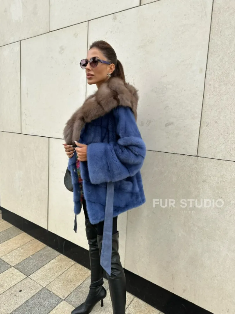 Норковое манто с капюшоном из куницы - цвет васильковый - фото 6