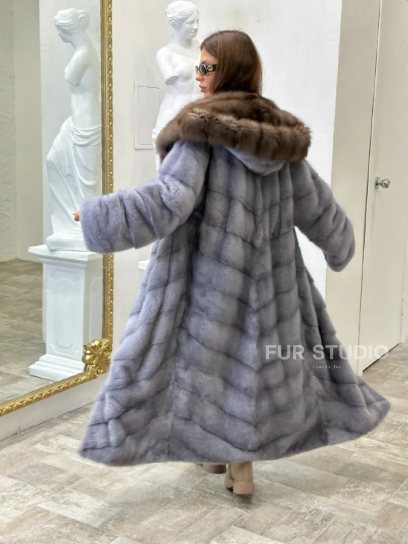 Голубая норковая шуба с капюшоном из меха куницы